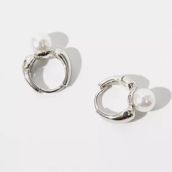 🤍Insta pearl sterling silver hoop earrings - Picture 2 of 3